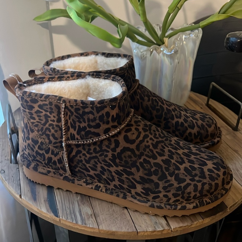 NWT Cheetah Wool Boots Sz 11